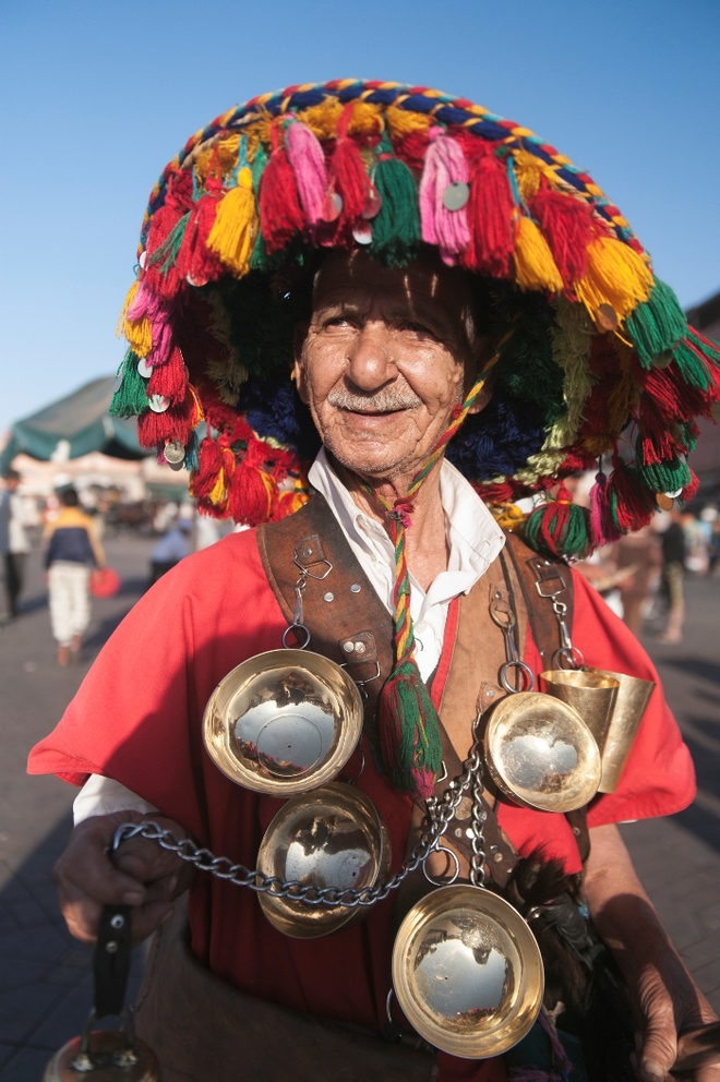 Trang phục độc đáo của một người mang bán đồ thủ công ở Marrakesh.